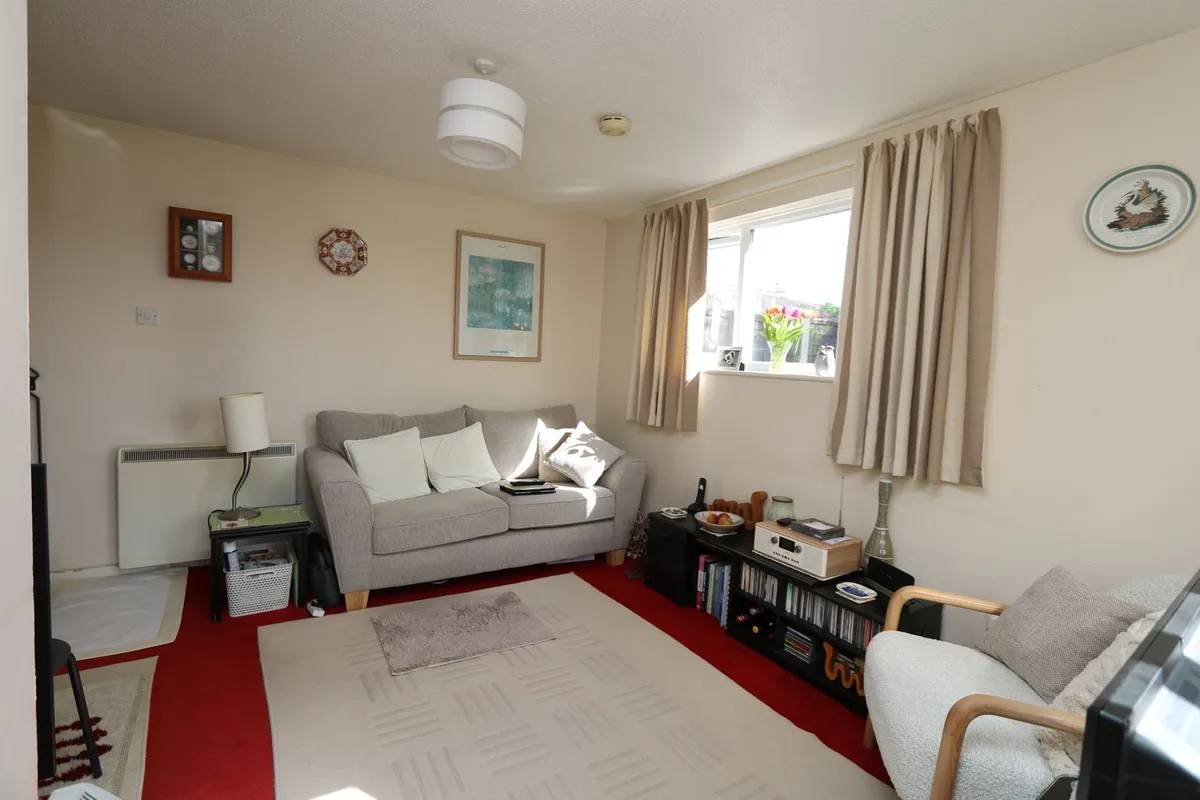Meadowcroft, Rhoose CF62