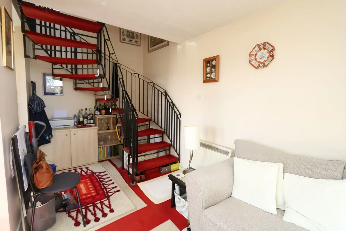 Meadowcroft, Rhoose CF62