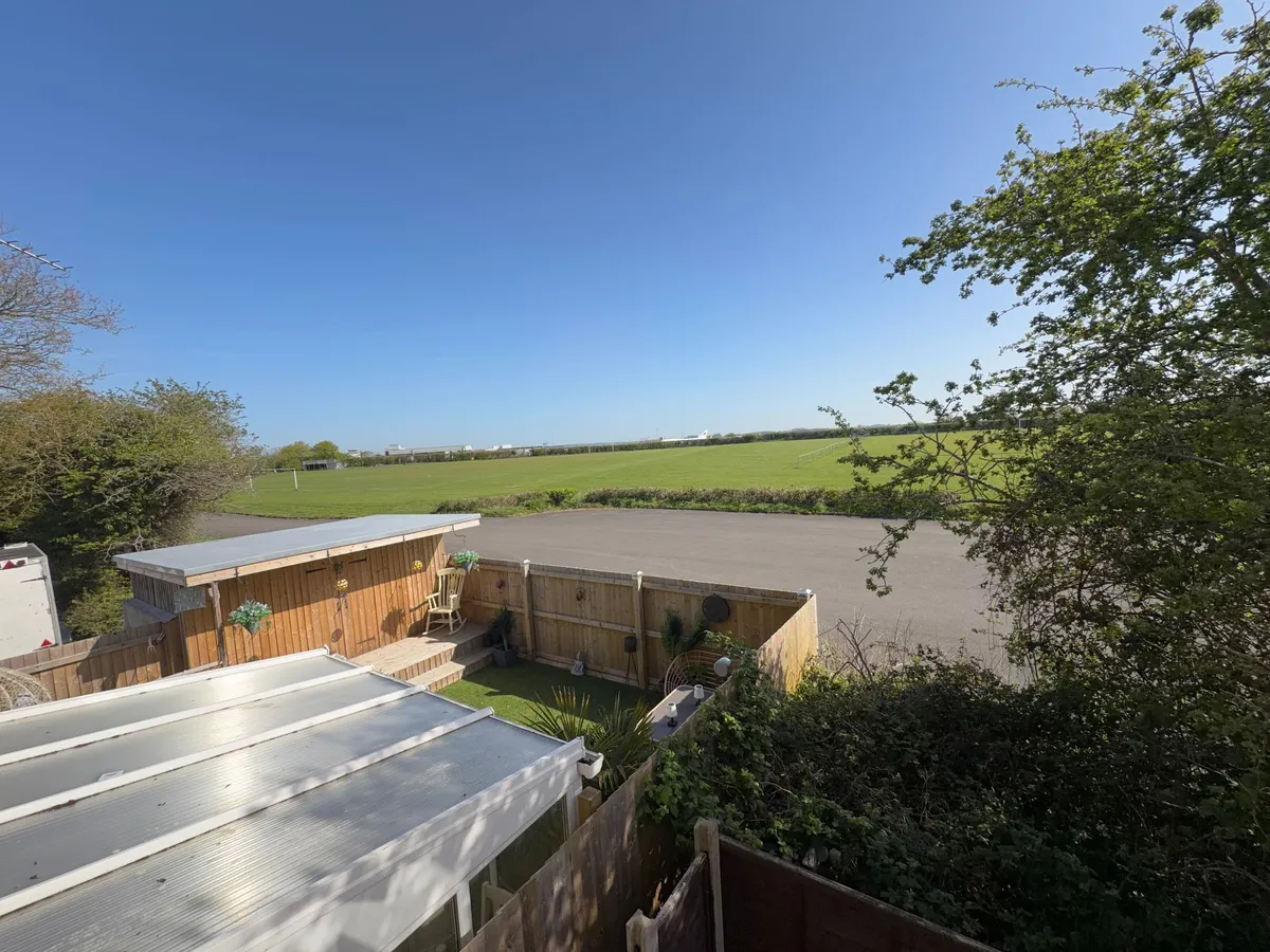 Meadowcroft, Rhoose CF62