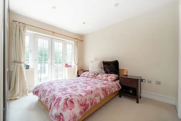 Sheerwater Road, Addlestone, KT15 photo 4