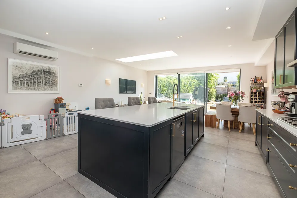 Oakwood Road, London, SW20 photo 14