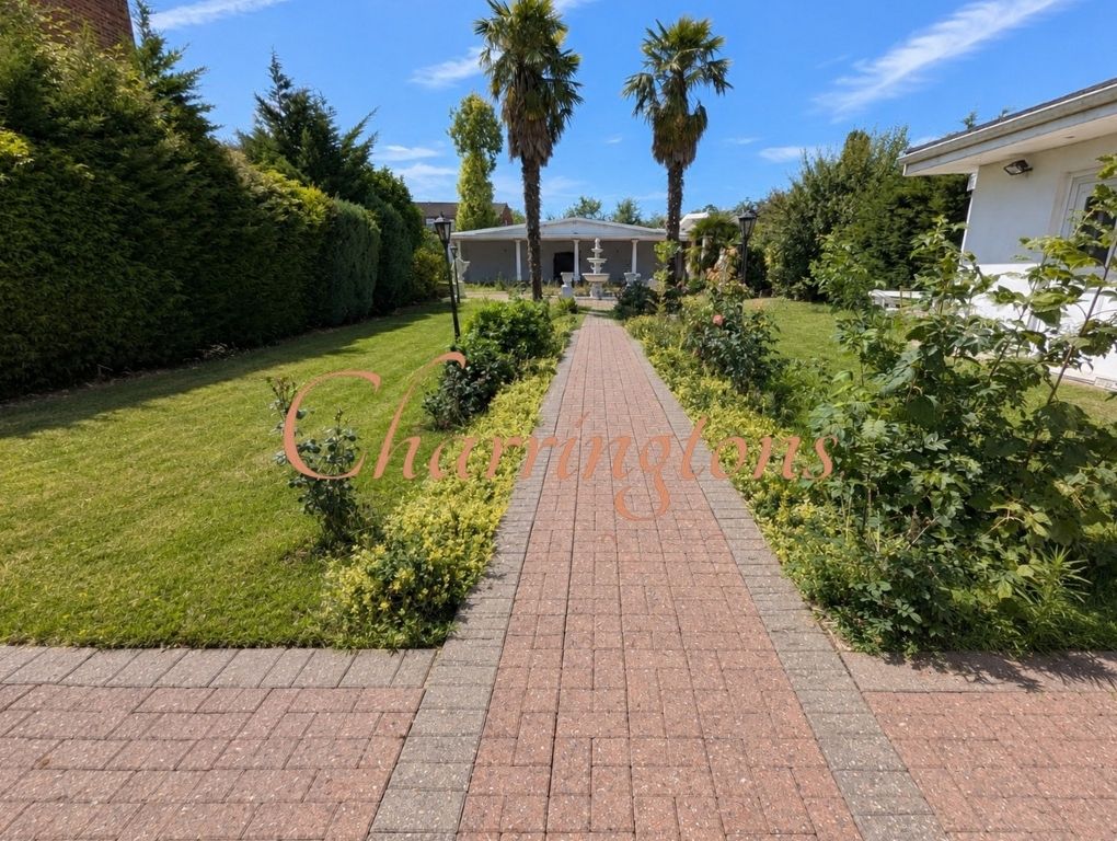 Magnificent Gated Six Bedroom Detached Residence with Indoor Swimming Pool Image 28