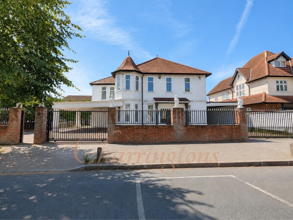 Magnificent Gated Six Bedroom Detached Residence with Indoor Swimming Pool Image 34