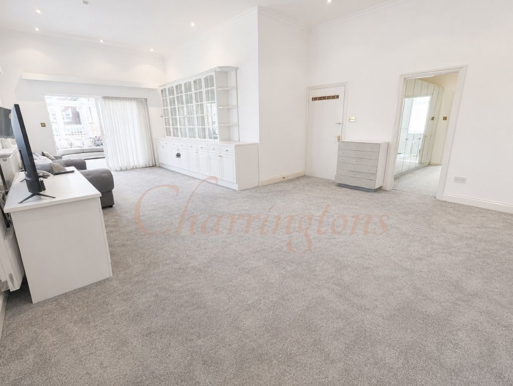 Magnificent Gated Six Bedroom Detached Residence with Indoor Swimming Pool Image 8