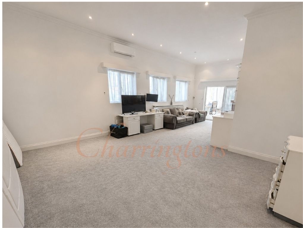 Magnificent Gated Six Bedroom Detached Residence with Indoor Swimming Pool Image 7