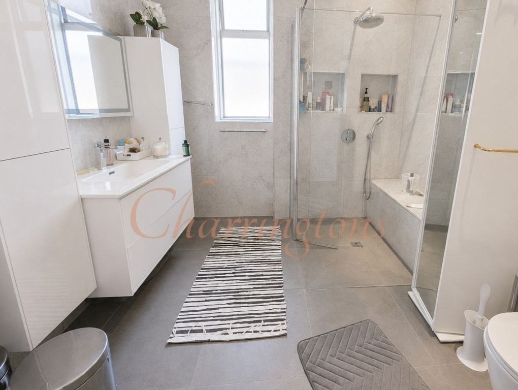 Magnificent Gated Six Bedroom Detached Residence with Indoor Swimming Pool Image 19