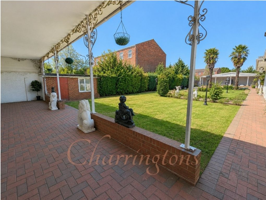 Magnificent Gated Six Bedroom Detached Residence with Indoor Swimming Pool Image 26