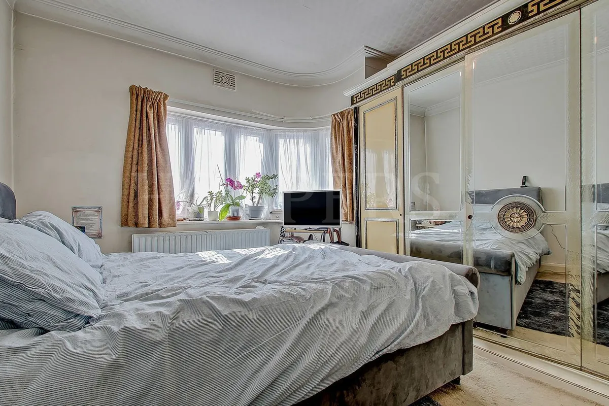 Winston Avenue, London, NW9