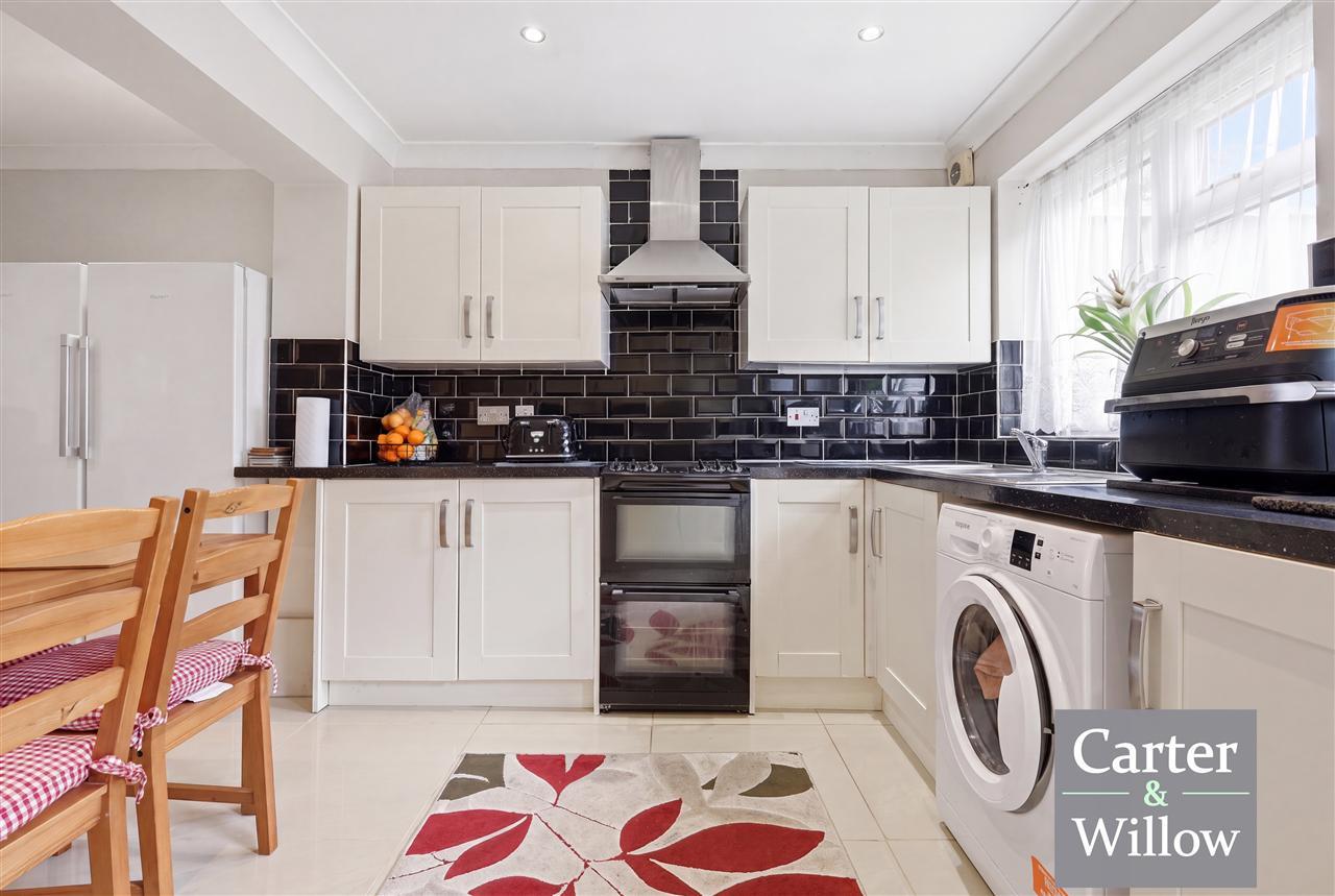 Sandown Avenue, Dagenham, Essex Image 8