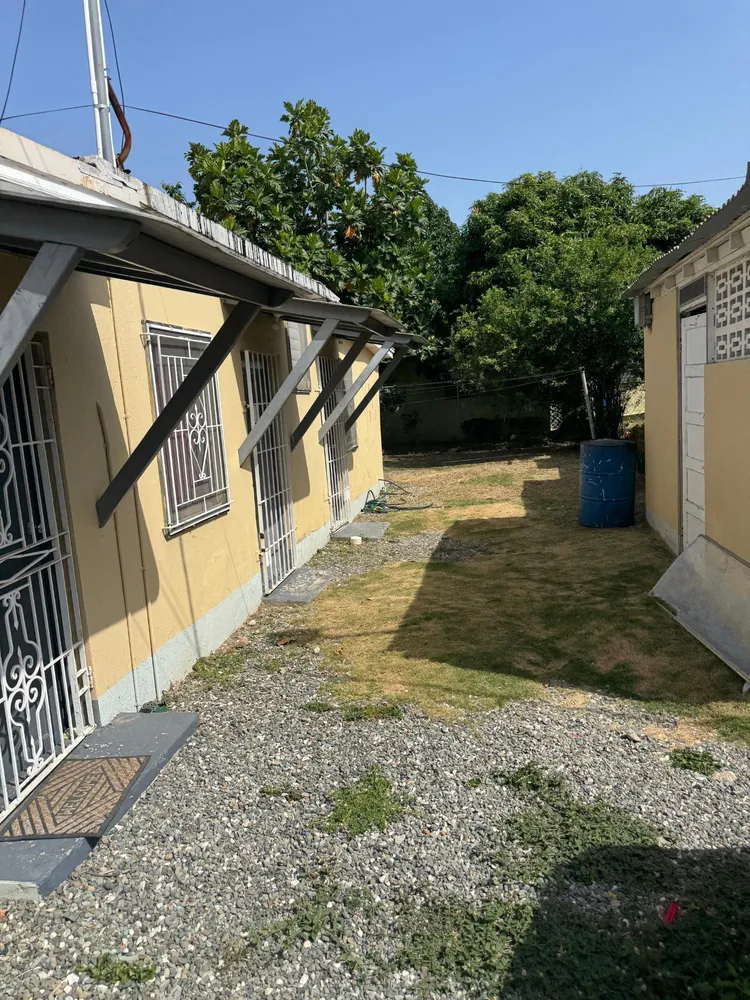 CARANATION WAY,   MONA KI Kingston  St. Andrew