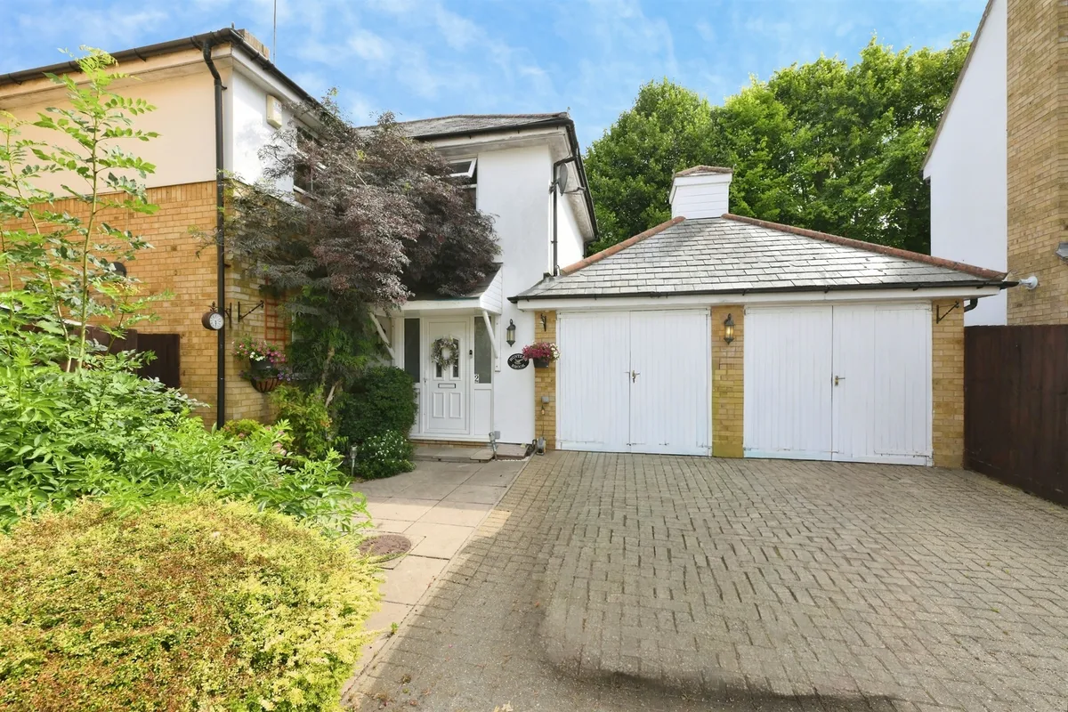 Curteys, Harlow
