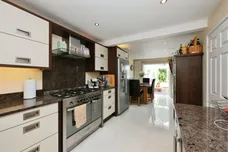 Curteys, Harlow