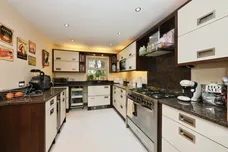 Curteys, Harlow