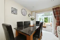 Curteys, Harlow