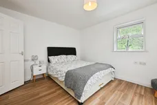 Curteys, Harlow