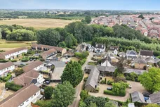 Curteys, Harlow