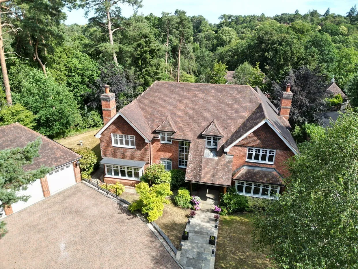 Parklands Close, Lower Bourne, Farnham, GU9 photo 1