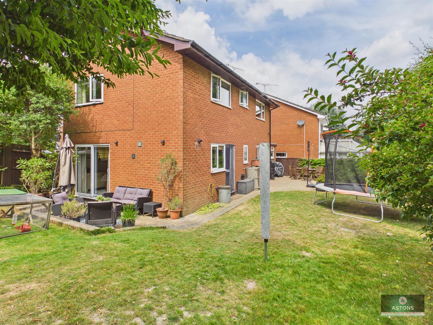 Kelso Close, Worth Image 17