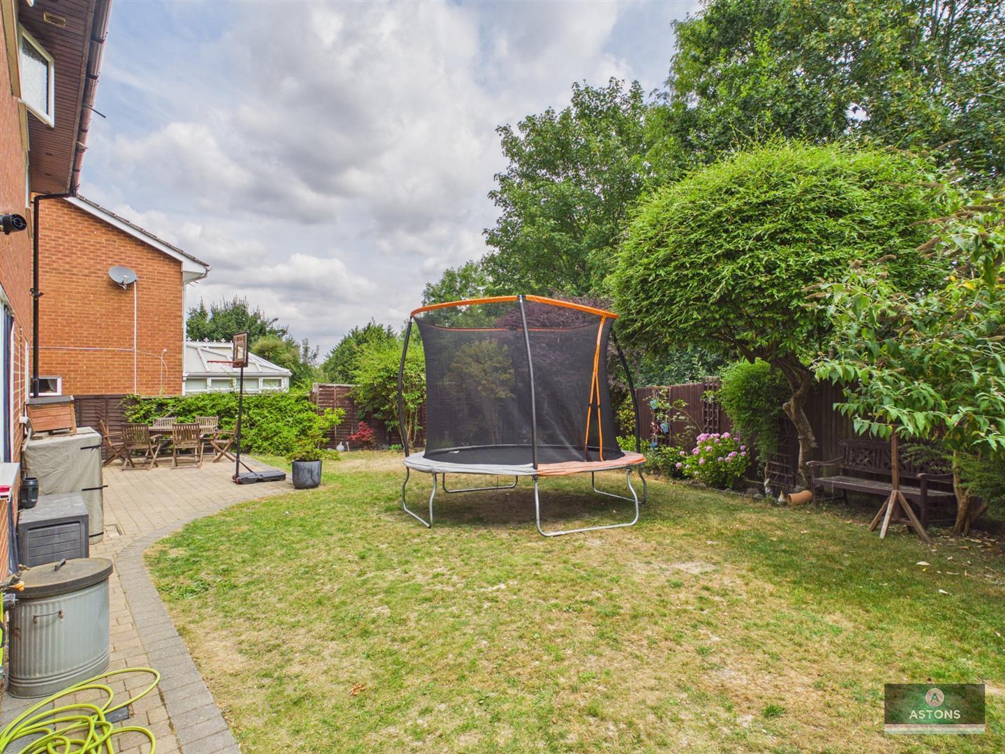Kelso Close, Worth Image 18