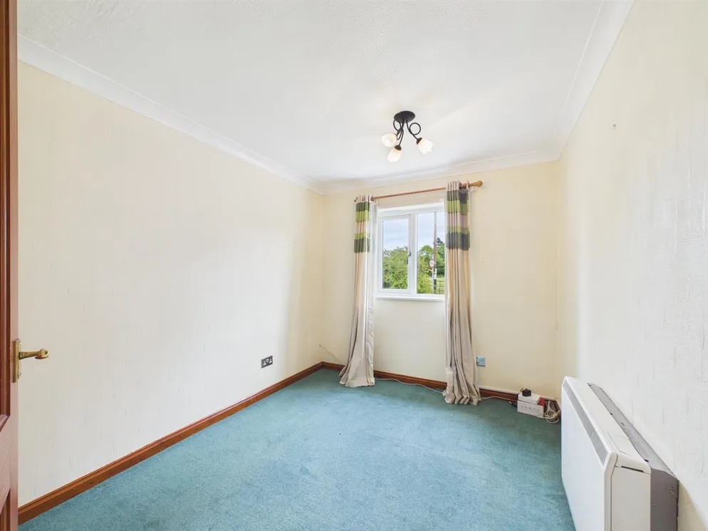 Property carousel item 6