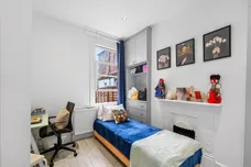 Oaklands Grove, London