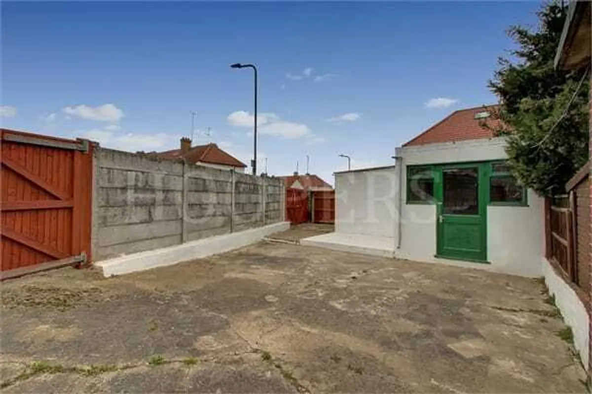 Warren Road, London, NW2