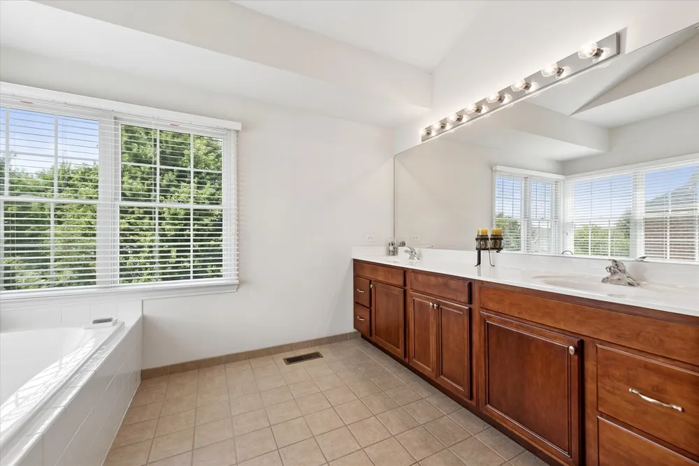 29 Glacier Circle, South Barrington, IL 60010