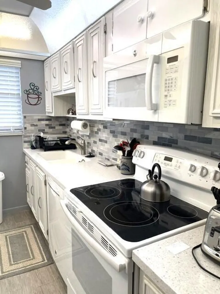 237 High Point Ct W, Delray Beach, FL 33445