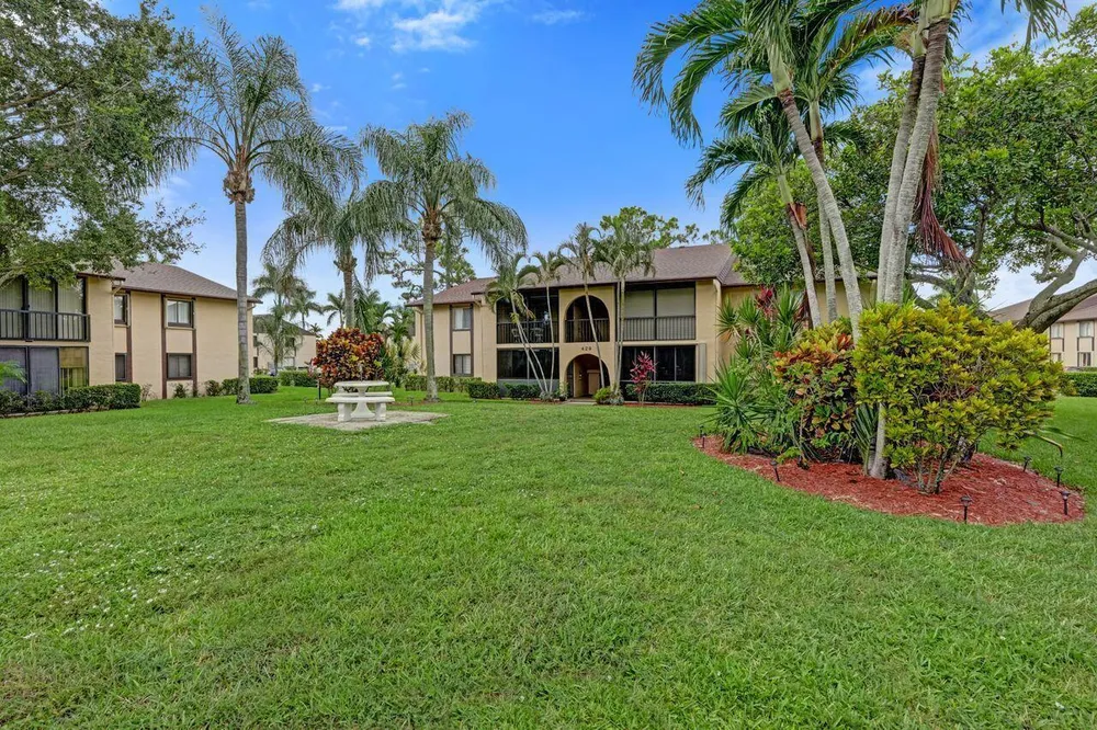 429 Pine Glen Ln, Greenacres, FL 33463
