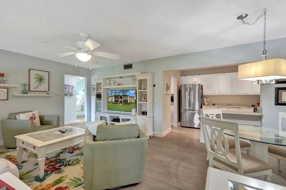 429 Pine Glen Ln, Greenacres, FL 33463