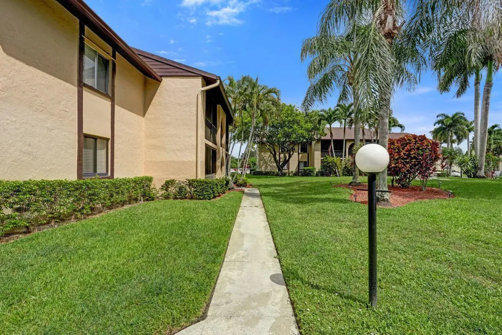 429 Pine Glen Ln, Greenacres, FL 33463