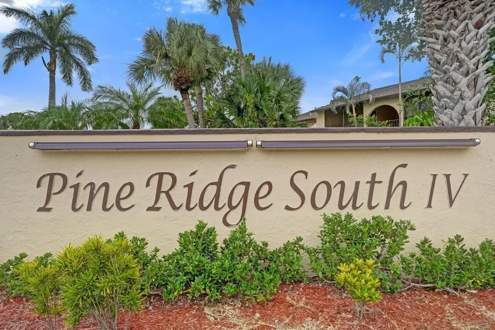 429 Pine Glen Ln, Greenacres, FL 33463