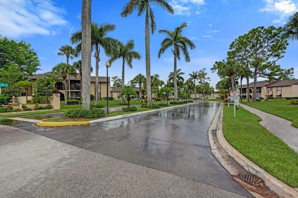 429 Pine Glen Ln, Greenacres, FL 33463