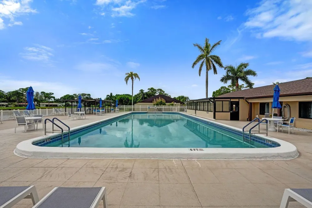 429 Pine Glen Ln, Greenacres, FL 33463