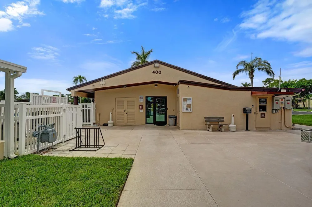 429 Pine Glen Ln, Greenacres, FL 33463