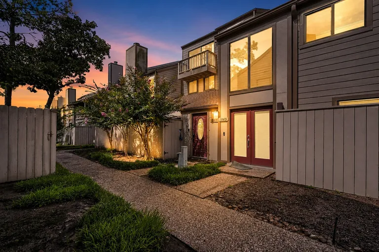 1063 Country Place Dr, Houston, TX 77079