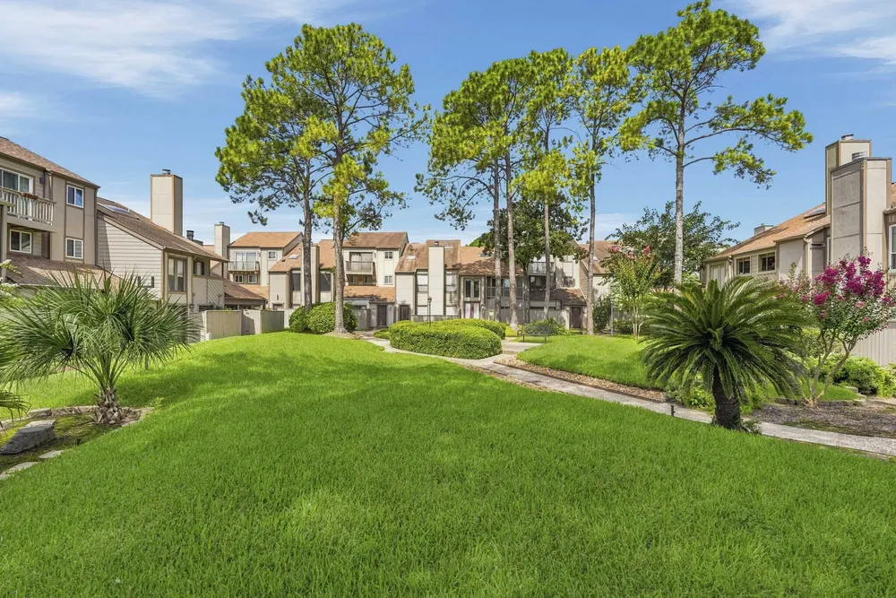 1063 Country Place Dr, Houston, TX 77079