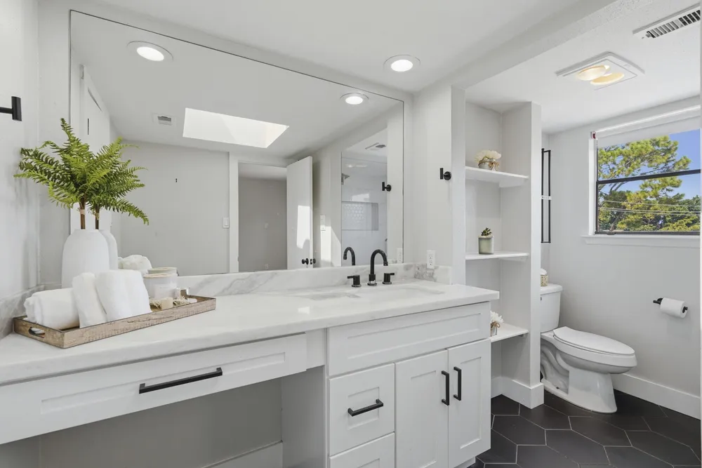 1063 Country Place Dr, Houston, TX 77079