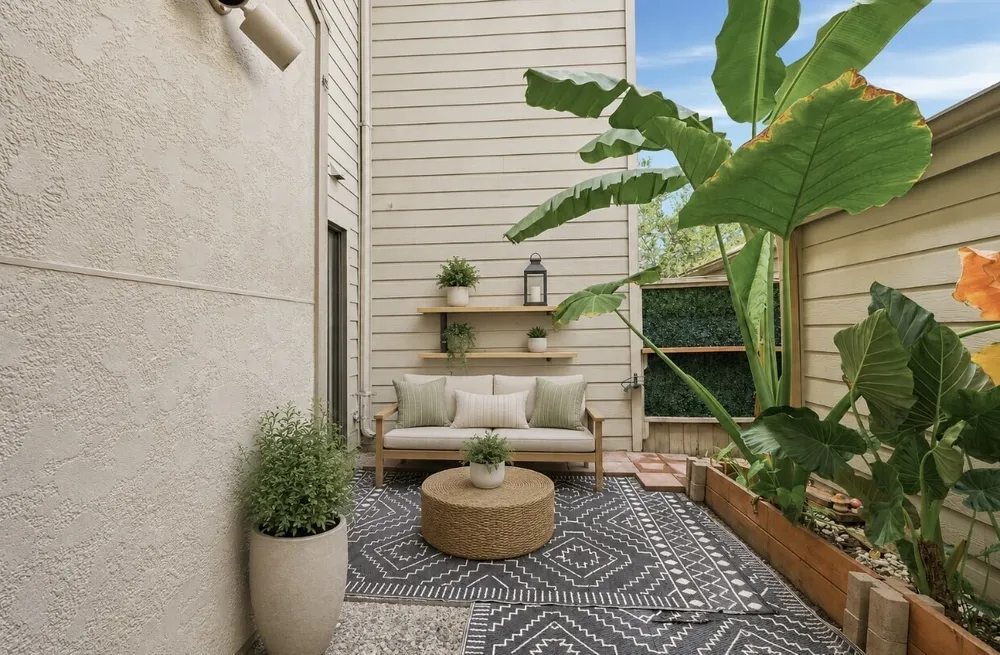 1063 Country Place Dr, Houston, TX 77079