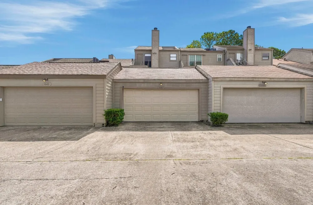 1063 Country Place Dr, Houston, TX 77079