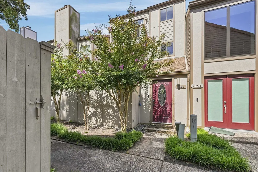 1063 Country Place Dr, Houston, TX 77079