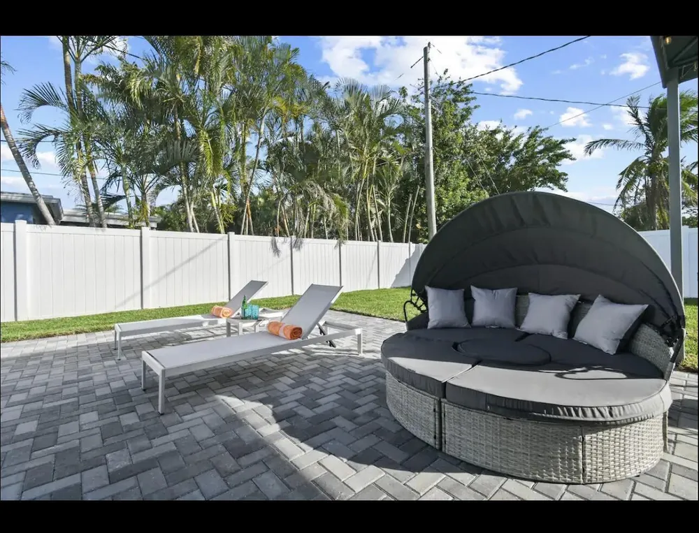 5040 NE 22nd Ave, Lighthouse Point, FL 33064