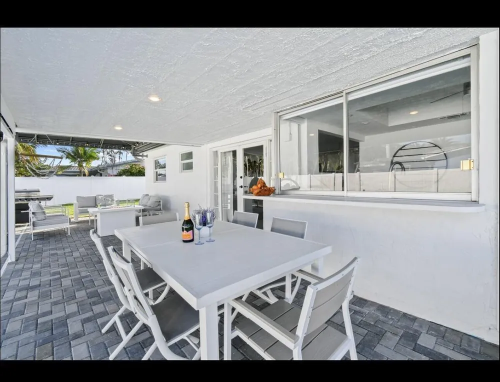5040 NE 22nd Ave, Lighthouse Point, FL 33064