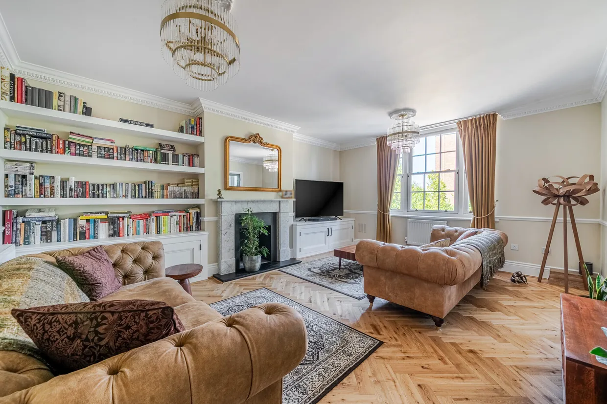 High Street, Esher, KT10 photo 1