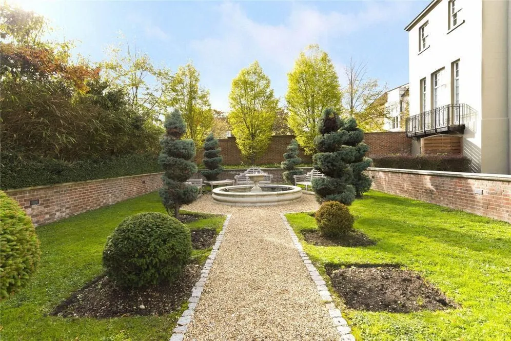High Street, Esher, KT10 photo 9