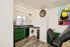 Oak Crescent, EYE
