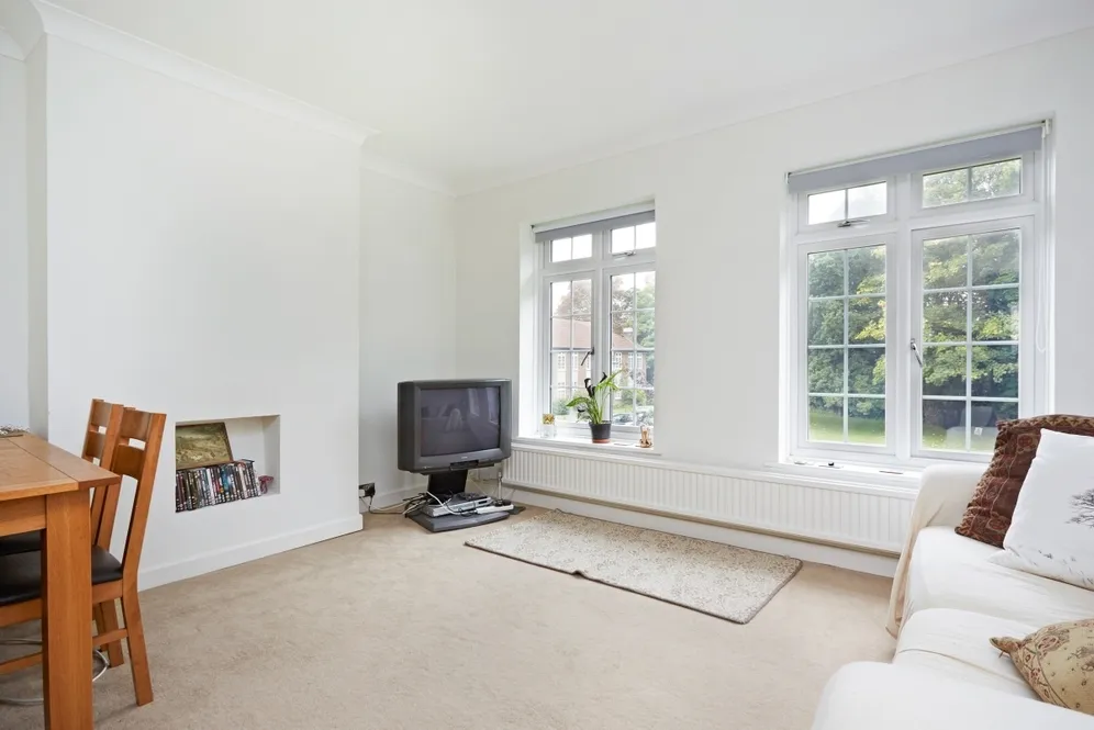 Portsmouth Road, Thames Ditton KT7 photo 2