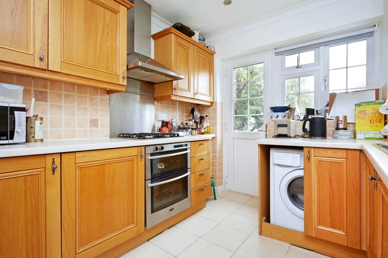 Portsmouth Road, Thames Ditton KT7 photo 3