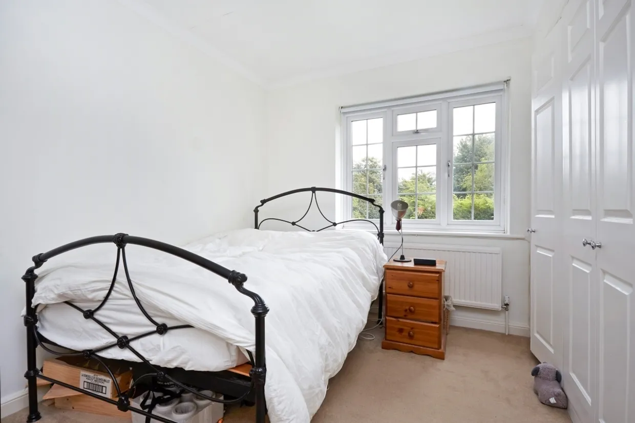 Portsmouth Road, Thames Ditton KT7 photo 4