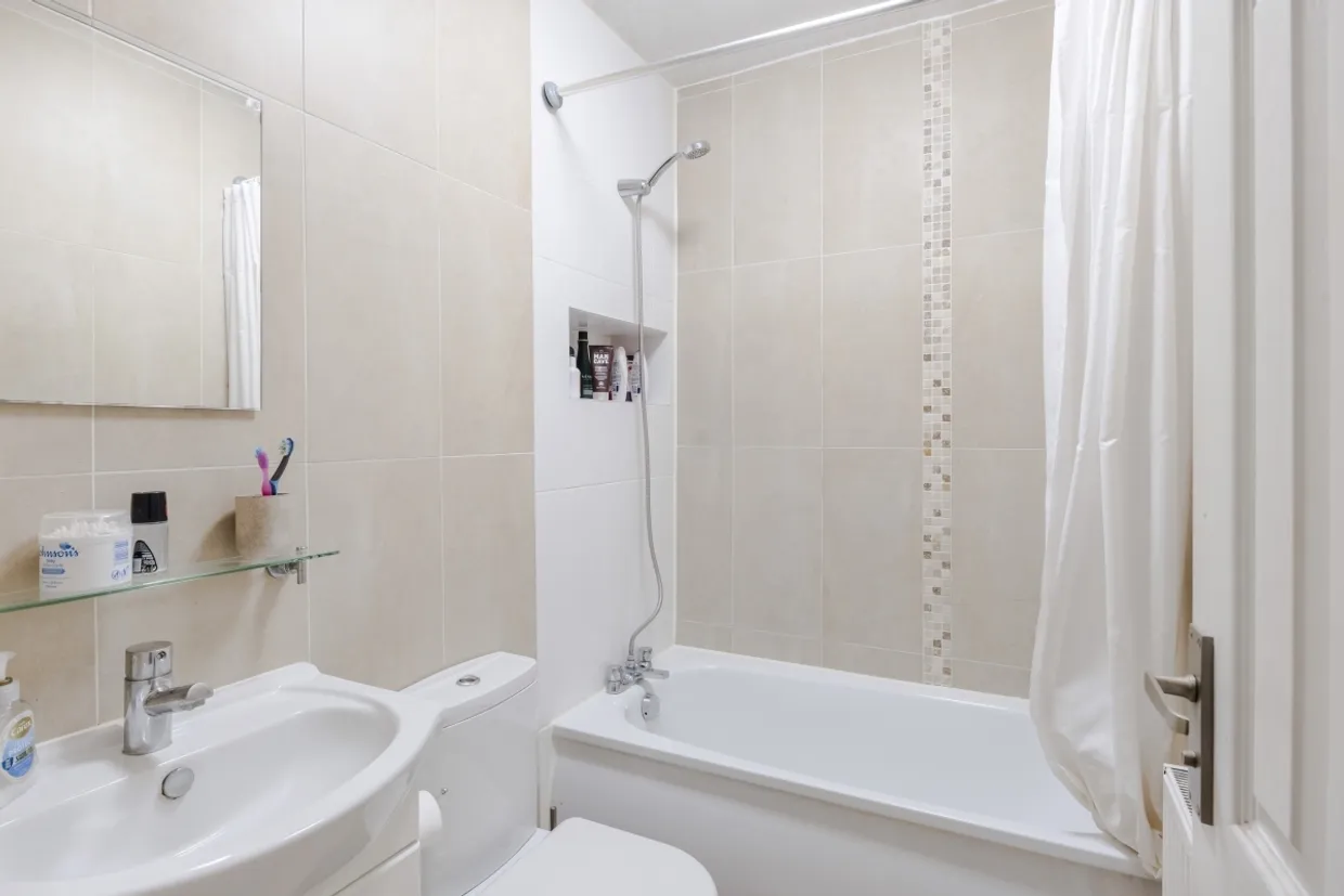 Strathdon Drive London SW17 photo 4